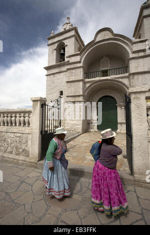 Frauen in traditioneller Kleidung vor Kirche Nuestra Señora De La Asunción (17. Jahrhundert), Chivay, Peru Stockfoto