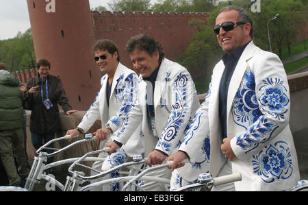 Niederländische Musikgruppe The Topper mit dem Fahrrad in der Nähe des Kreml in Moskau. 2005 gegründet, repräsentiert die Gruppe The Hollands Stockfoto