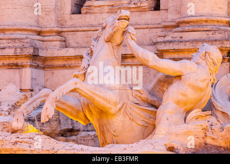 Fontana di Trevi und Trevi-Brunnen, Rom. Es ist Rom die größte und berühmteste Brunnen. Es wurde im Jahre 1762 abgeschlossen. Stockfoto