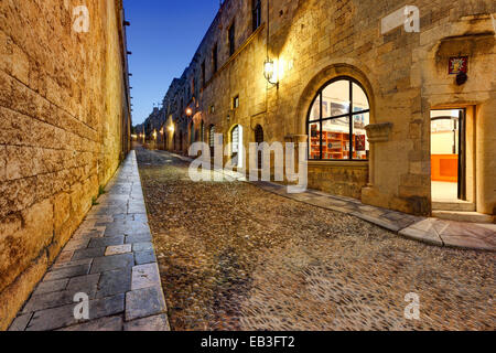 Die Straße der Ritter in Rhodos Griechenland ist eines der am besten erhaltenen und eindrucksvollen mittelalterlichen Bauwerke der Welt. Stockfoto