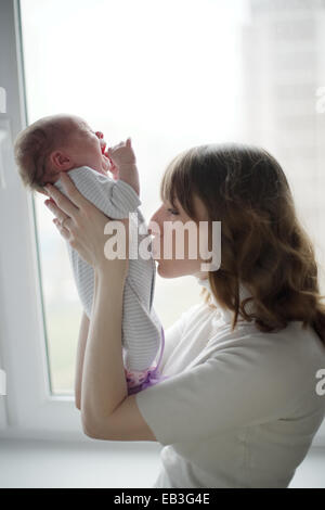 junge Mutter mit schreienden baby Stockfoto