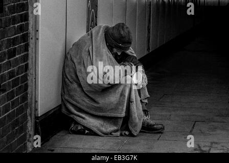 Obdachlosen Vagabunden betteln am Eingang einer Londoner u-Bahn. Stockfoto