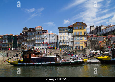 Altbauten säumen das Ufer des Flusses Douro im Bereich Riberia Oporto, Portugal Stockfoto