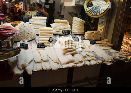 Fisch Stand zeigt Trockenfisch, meist Kabeljau, zum Verkauf in die Markthalle La Boqueria, Barcelona, Spanien Stockfoto