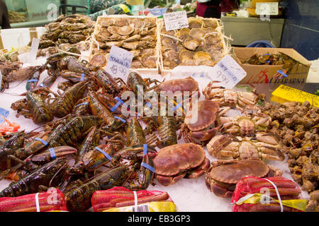 Stall zeigt frische Meeresfrüchte wie Krabben und Hummer zu verkaufen in die Markthalle La Boqueria, Barcelona, Spanien Stockfoto