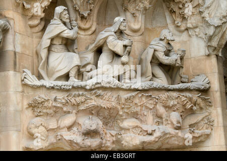 Krippe Fassade Detail auf die Sagrada Familia (Heilige Familie) entworfen von Antonio Gaudi zeigen die Three Wise Men-Lager-Geschenk Stockfoto