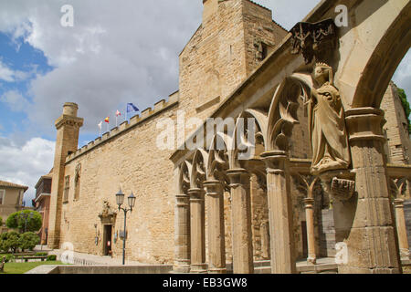 Ein Teil des königlichen Palastes wurde umgewandelt in eine Paradore (Hotel) Olite, Spanien Stockfoto