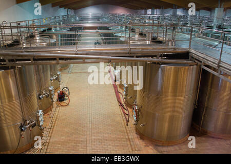 Große Edelstahl-Gärtanks Marques de Risqual Weingut Elcielo, Region Rioja; Spanien Stockfoto