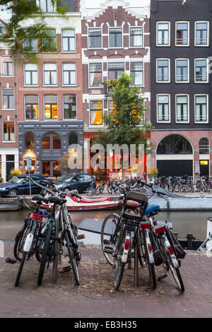 Fahrräder vor der Prinsengracht Kanal in Amsterdam. Das Gebiet ist von der UNESCO als Weltkulturerbe bezeichnet. Stockfoto