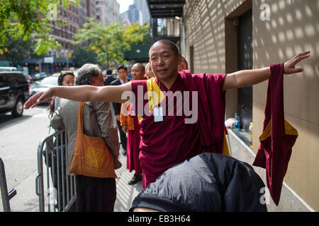 Tibetische Mönche, die Teilnahme an den Dalai Lama lehren werden von Sicherheit im Beacon Theater in New York City geprüft. Stockfoto