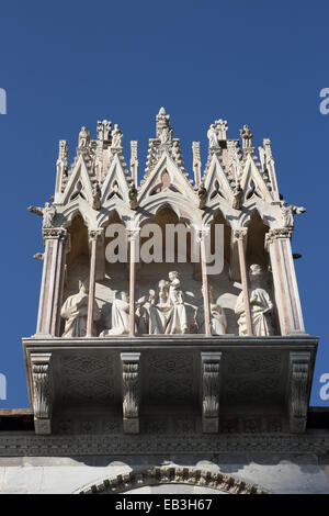 Pisa Camposanto Statuen bei der Beerdigung Boden entrance.the, den Friedhof im Jahre 1278, den Heiligen Schmutz brachte Haus gebaut wurde Stockfoto