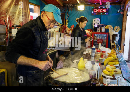 Glasgow, Schottland, Großbritannien. 25. November 2014. Mit ein Monat bis Weihnachten, die jährlichen Weihnachts Food Market, in diesem Jahr in die Argyle Street Glasgow gehalten wird jetzt jeden Tag geöffnet bis zum 21. Dezember 2014. Viele Weihnachtskäufer waren das Essen an den Ständen der internationalen Küche, darunter traditionelle Deutsche, Französische und Spanische Bistros und Take-away auf dem größten Weihnachtsmarkt, Glasgow immer bewirtet hat. Credit: Findlay/Alamy leben Nachrichten Stockfoto