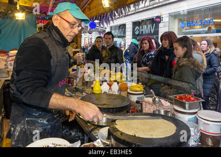 Glasgow, Schottland, Großbritannien. 25. November 2014. Mit ein Monat bis Weihnachten, die jährlichen Weihnachts Food Market, in diesem Jahr in die Argyle Street Glasgow gehalten wird jetzt jeden Tag geöffnet bis zum 21. Dezember 2014. Viele Weihnachtskäufer waren das Essen an den Ständen der internationalen Küche, darunter traditionelle Deutsche, Französische und Spanische Bistros und Take-away auf dem größten Weihnachtsmarkt, Glasgow immer bewirtet hat. Credit: Findlay/Alamy leben Nachrichten Stockfoto