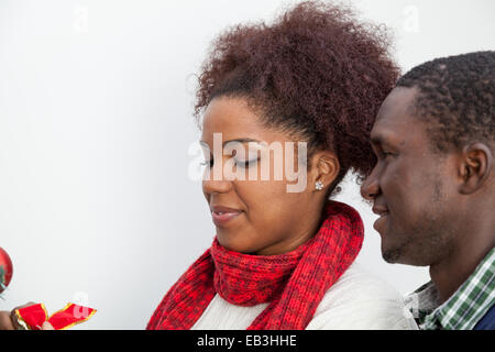 Porträt von Mann und Frau schmücken den Weihnachtsbaum Stockfoto