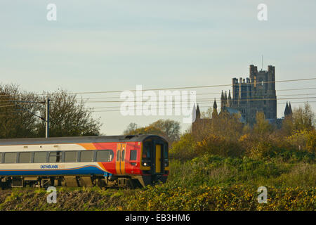 East Midlands trainieren Personenzüge Ely Kathedrale vorbei Stockfoto