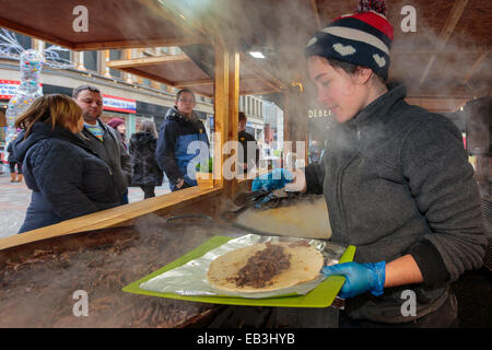 Glasgow, Schottland. 25. November 2014. Mit einem Monat noch bis Weihnachten ist der jährliche Essen Weihnachtsmarkt, findet dieses Jahr in Argyle Street Glasgow jetzt jeden Tag bis 21. Dezember 2014 geöffnet.  Viele Weihnachts-Einkäufer waren Essen an den Ständen der internationalen Küche, darunter traditionelle Deutsch, Französisch und Spanisch Bistros und Take-Aways auf dem größten Weihnachtsmarkt, den Glasgow jemals veranstaltet hat. Bildnachweis: Findlay/Alamy Live-Nachrichten Stockfoto