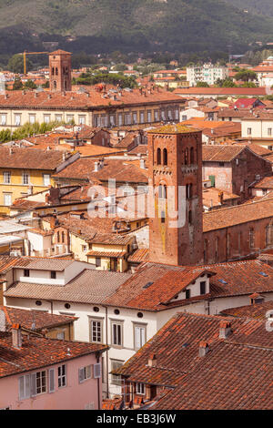 Die Dächer der Altstadt von Lucca, Italien. UNESCO hat die Altstadt so wichtig angesehen, dass es des schon Stockfoto