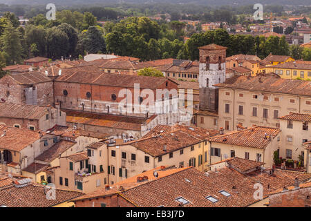 Die Dächer der Altstadt von Lucca, Italien. UNESCO hat die Altstadt so wichtig angesehen, dass es des schon Stockfoto