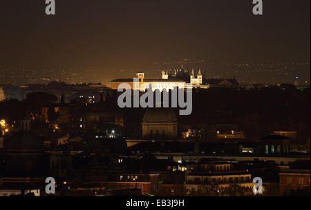 Überblick über die päpstlichen Erzbasilika San Giovanni in Laterano beleuchtet in der Nacht, Rom, Italien Stockfoto