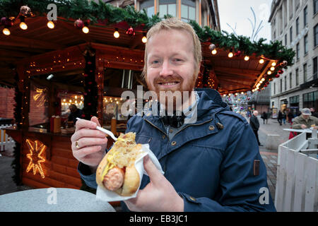 Glasgow, Schottland. 25. November 2014. Mit einem Monat noch bis Weihnachten ist der jährliche Essen Weihnachtsmarkt, findet dieses Jahr in Argyle Street Glasgow jetzt jeden Tag bis 21. Dezember 2014 geöffnet.  Viele Weihnachts-Einkäufer waren Essen an den Ständen der internationalen Küche, darunter traditionelle Deutsch, Französisch und Spanisch Bistros und Take-Aways auf dem größten Weihnachtsmarkt, den Glasgow jemals veranstaltet hat. Bildnachweis: Findlay/Alamy Live-Nachrichten Stockfoto