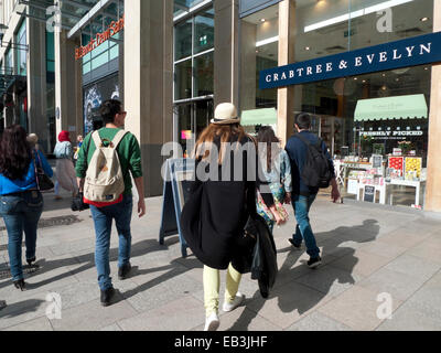 Shopper in St. Davids shopping Center Cardiff City Centre Wales UK KATHY DEWITT Stockfoto