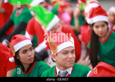 Bangkok, Thailand. 25. November 2014. Im Siam Paragon vor Siam Paragon laden neben Siam Center Parc 1.762 Weihnachtselfen versammelt, um einen neuen Guinness-Weltrekord zu schaffen. Bangkok, Thailand. Bildnachweis: Paul Quayle/Alamy Live-Nachrichten Stockfoto