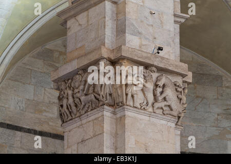 Detail des Battistero di San Giovanni in Pisa. Es stammt aus dem 12. Jahrhundert und umfasst Architektur, die die Trans zeigt Stockfoto