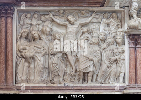 Kreuzigungsgruppe in der Battistero di San Giovanni in Pisa. Es stammt aus dem 12. Jahrhundert und umfasst Architektur, die zeigen Stockfoto