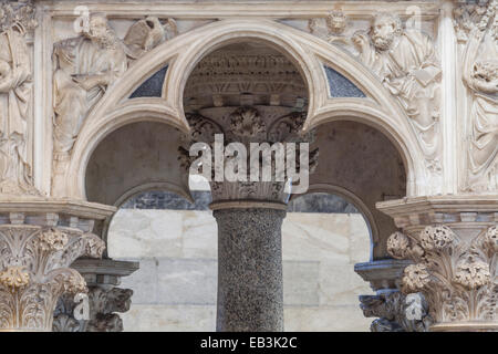 Detail des Battistero di San Giovanni in Pisa. Es stammt aus dem 12. Jahrhundert und umfasst Architektur, die die Trans zeigt Stockfoto