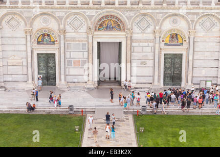 Die Fassade des Duomo di Pisa, Italien. Die Kathedrale von Pisa stammt aus dem 11. Jahrhundert. Stockfoto