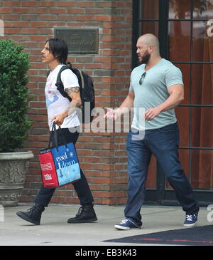 Anthony Kiedis verlassen The Bowery Hotel New York mit: Anthony Kiedis Where: New York City, Kalifornien, USA bei: 23. Mai 2014 Stockfoto