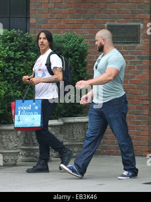 Anthony Kiedis verlassen The Bowery Hotel New York mit: Anthony Kiedis Where: New York City, Kalifornien, USA bei: 23. Mai 2014 Stockfoto