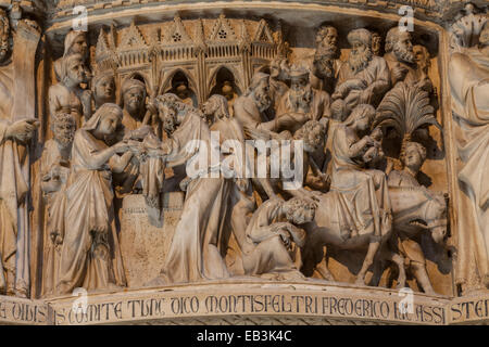 Detail der Kanzel in der Duomo di Pisa, Italien. Die Kathedrale von Pisa stammt aus dem 11. Jahrhundert. Stockfoto