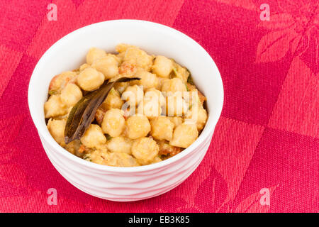 Nahaufnahme der köstlichen indischen Chana Masala. Es wird mit Chana dal (Kichererbsen) und verschiedenen Gewürzen zubereitet. Stockfoto