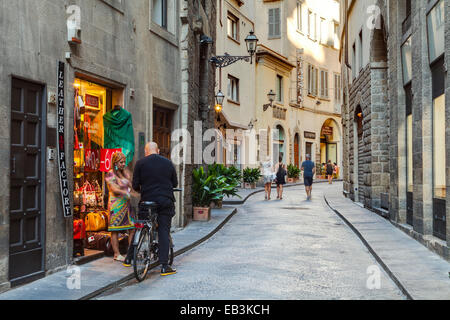 Die ruhigen Gassen von Florenz, Italien. Die Stadt ist die Hauptstadt der Toskana und gilt als die Wiege der Renaissance. Stockfoto