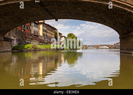 Ponte Santa Trinita und dem Fluss Arno, Florenz. Es ist die älteste elliptische Bogenbrücke der Welt, die drei abgeflachten ellips Stockfoto