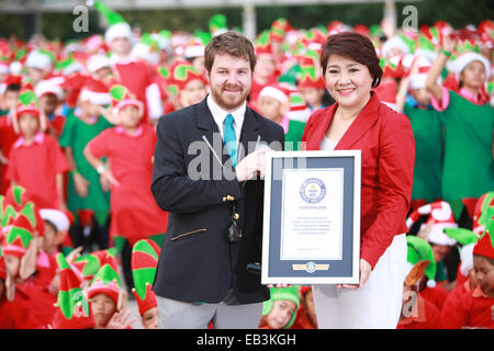 Bangkok, Thailand. 25. November 2014. Im Siam Paragon vor Siam Paragon laden neben Siam Center Parc 1.762 Weihnachtselfen versammelt, um einen neuen Guinness-Weltrekord zu schaffen. Bangkok, Thailand. Bildnachweis: Paul Quayle/Alamy Live-Nachrichten Stockfoto