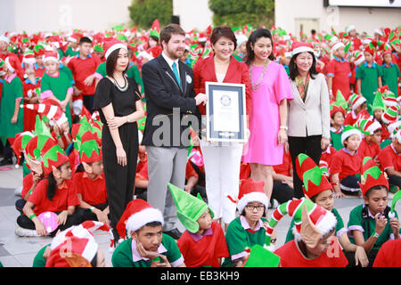 Bangkok, Thailand. 25. November, 2014.At Siam Paragon Parc vor Siam Paragon laden neben Siam Center versammelt 1.762 Weihnachtselfen erstelle ich einen neuen Guinness-Weltrekord. Bangkok, Thailand-Bildnachweis: © Paul Quayle/Alamy Live-Nachrichten Stockfoto