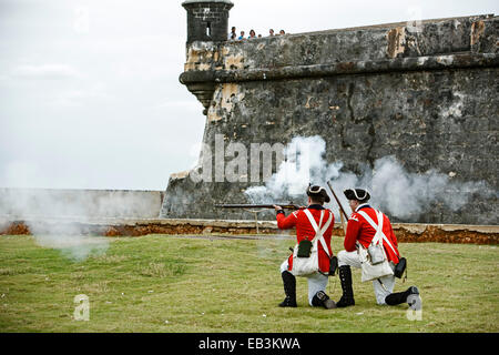 Militärische Reenactors Abfeuern der Waffe in den späten 1700er Jahren Uniformen, San Felipe del Morro Castle (1540 s-1786), Puerto Rico Stockfoto