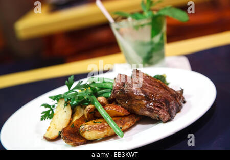 Nuevo Latino Platte (Churrasco), Parrot Club, Old San Juan, Puerto Rico Stockfoto
