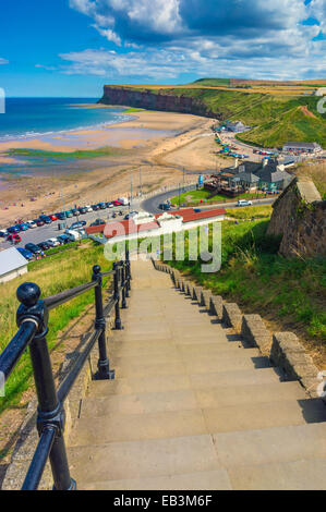 Schritte mit Eisengeländern führen hinunter in Richtung Strand Saltburn am Meer, Urlaubsort Stockfoto