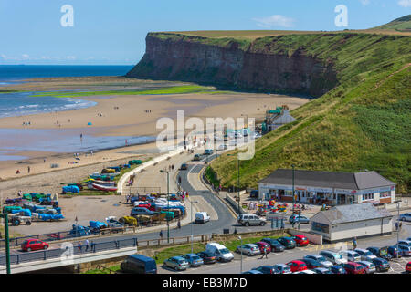 Strand-Szene mit belebten Parkplatz Saltburn am Meer, Stockfoto