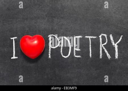 Ich liebe Poesie Ausdruck handschriftlich auf Tafel mit Herzsymbol Stockfoto