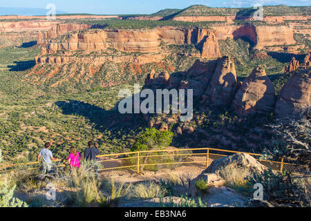 Menschen bei Koks Öfen übersehen in Colorado National Monument in der Nähe von Grand Junction, Colorado Stockfoto