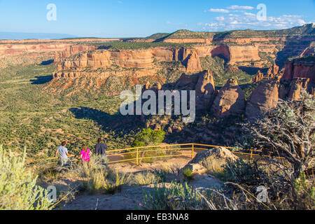 Menschen bei Koks Öfen übersehen in Colorado National Monument in der Nähe von Grand Junction, Colorado Stockfoto