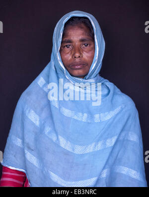 Bildschirmschoner, Bangladesch. 9. März 2014. Tazreen Fashion Überlebende Amena Begum Alter von 35 Jahren sprang vom 4. Stock des Gebäudes mit einer psychischen Erkrankung leben. Sie wusste nie, die grausige Nacht könnte ein Vorbote einer anderen dunklen Episode ihres Lebens warten vor. Der Nacht Luft Heavy mit Rauch und Hitze und die Laute, erschrocken Schreie der vielen Menschen in das lodernde Tazreen Fashions Gebäude--gefangen waren nur der Anfang eines langwierigen Kampfes. Am 24. November 2012 mehr als 120 Personen zu Tode verbrannt nachdem er gefangen hinter Ausfahrten werkseitig Tazreen Moden, w gesperrt Stockfoto