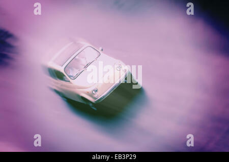 Bewegung verwischt kleine Retro-Oldtimer im Vintage-Stil. Stockfoto