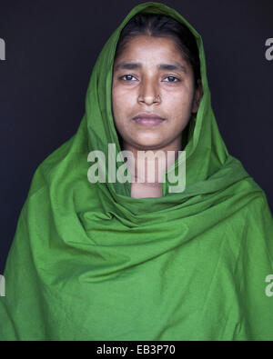 Bildschirmschoner, Bangladesch. 9. März 2014. Tazreen Fashion Überlebende Razia Begum Alter von 25 Jahren sprang vom 2. Stock des Gebäudes mit gebrochenem Bein und Hand. Sie wusste nie, die grausige Nacht könnte ein Vorbote einer anderen dunklen Episode ihres Lebens warten vor. Der Nacht Luft Heavy mit Rauch und Hitze und die Laute, erschrocken Schreie der vielen Menschen in das lodernde Tazreen Fashions Gebäude--gefangen waren nur der Anfang eines langwierigen Kampfes. Am 24. November 2012 mehr als 120 Personen zu Tode verbrannt nach Ausfahrten immer hinter gefangen auf der Tazreen Fashions Facto gesperrt werden. Stockfoto