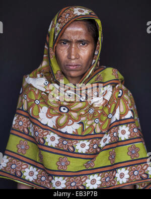 Bildschirmschoner, Bangladesch. 9. März 2014. Tazreen Fashion Überlebende Anzu Alter von 45 Jahren sprang vom 4. Stock des Gebäudes mit einer psychischen Erkrankung leben. Sie wusste nie, die grausige Nacht könnte ein Vorbote einer anderen dunklen Episode ihres Lebens warten vor. Der Nacht Luft Heavy mit Rauch und Hitze und die Laute, erschrocken Schreie der vielen Menschen in das lodernde Tazreen Fashions Gebäude--gefangen waren nur der Anfang eines langwierigen Kampfes. Am 24. November 2012 mehr als 120 Personen zu Tode verbrannt nachdem er gefangen hinter Ausfahrten in der Fabrik Tazreen Moden, welche Su gesperrt Stockfoto