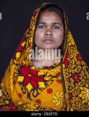 Bildschirmschoner, Bangladesch. 9. März 2014. Tazreen Fashion Überlebende Asha Alter von 20 Jahren sprang vom 2. Stock des Gebäudes mit rechten Seite gelegt Körper leben. Sie wusste nie, die grausige Nacht könnte ein Vorbote einer anderen dunklen Episode ihres Lebens warten vor. Der Nacht Luft Heavy mit Rauch und Hitze und die Laute, erschrocken Schreie der vielen Menschen in das lodernde Tazreen Fashions Gebäude--gefangen waren nur der Anfang eines langwierigen Kampfes. Am 24. November 2012 mehr als 120 Personen zu Tode verbrannt nachdem er gefangen hinter Ausfahrten bei Tazreen Mode-Faktor gesperrt Stockfoto